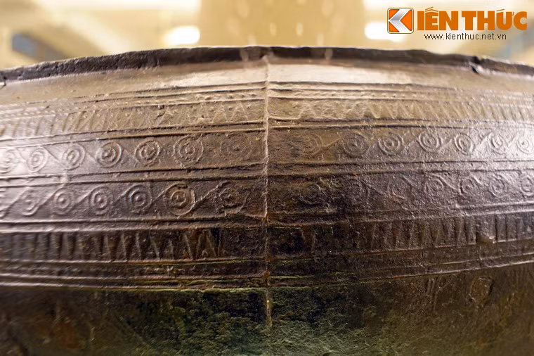 H1 là loại trống đồng "cổ nhất, cơ bản nhất và từ loại này mà các loại khác ra đời”. Ngọc Lũ là một trong số không nhiều trống đồng giữ vai trò ấy.