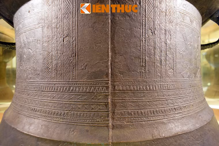 Nét đặc sắc nhất của trống đồng Ngọc Lũ I là hệ thống hoa văn hết sức phong phú, được chia làm hai loại là hoa văn hình học và hoa văn người, động vật và đồ vật.