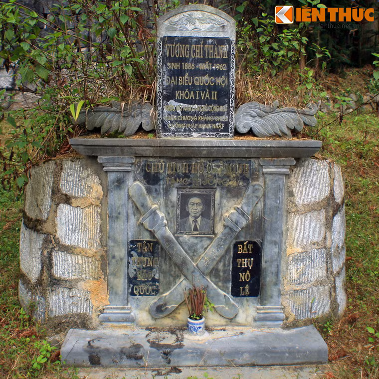 Bia mộ Vua Mèo ghi tên ông là Vương Chí Thành cùng chức danh Đại biểu quốc hội khóa I và II nước VNDCCH. Đây là tên Bác Hồ gọi Vương Chí Sình sau khi kết nghĩa anh em với ông. Mộ phần còn có dòng chữ “Tận trung báo quốc, bất thụ nô lệ”. Dòng chữ này từng được khắc trên thanh gươm Bác Hồ tặng cho Vua Mèo.