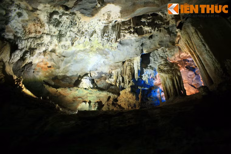 Tương truyền rằng, chính những măng đá rũ xuống ở khu vực cửa hang đã góp phần tạo nên cái tên đầy thi vị "Phong Nha", tức là "Gió luồn qua kẽ răng".