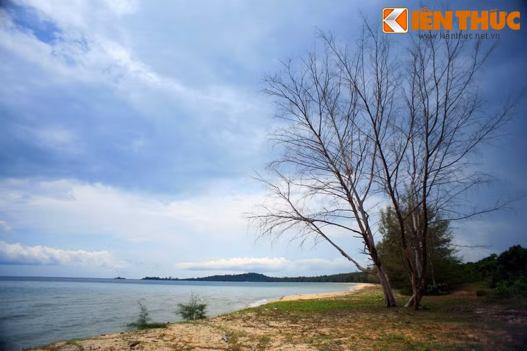 Thời nay, ngoài tên gọi chính thức, Phú Quốc còn được người dân Việt Nam thương mến gọi là “đảo Ngọc”, vì vẻ đẹp có thể ví như một viên ngọc quý giữa biển khơi của hòn đảo này... Ảnh: Một bãi biển hoang sơ ở Phú Quốc.