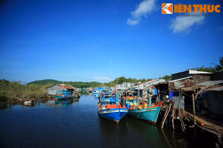 Từ một chốn hoang vu, hòn đảo lớn nhất vịnh Thái Lan nằm gần Hà Tiên cũng trở nên giàu có với sự hiện diện của các cảng biển và sòng bài. Hòn đảo được đặt tên là Phú Quốc như lời mời gọi hấp dẫn của một miền đất hứa dành cho ai muốn xây dựng cuộc sống mới. Ảnh: Rạch Cầu Sấu ở An Thới, Phú Quốc.