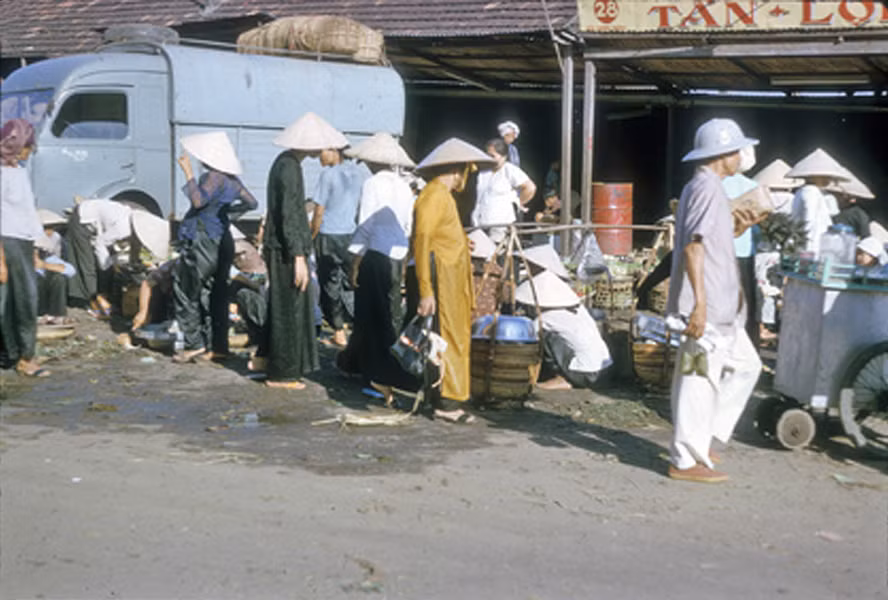 Các quầy hàng ăn uống ở chợ.