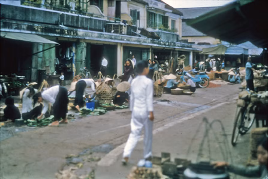 Một khu chợ họp ven đường.