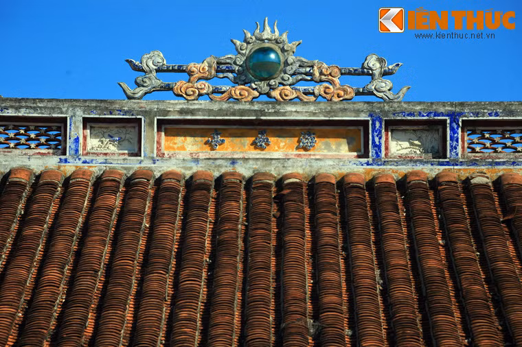 Mái đình lợp ngói âm dương, trung điểm là mặt trời - cầu lửa.