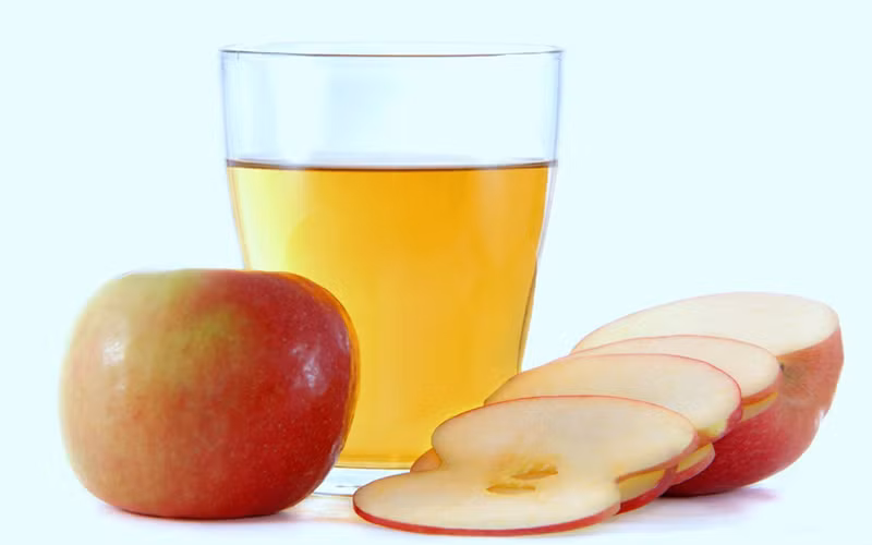 Nước ép táo và cà chua: Giàu vitamin, sắt và chất xơ, nước ép táo và cà chua cũng là một thức uống giúp tăng cường năng lượng. Bạn hãy cắt nhỏ táo và cà chua, cho thêm một ly nước, một chút nước cốt chanh và một thìa mật ong để xay cùng.