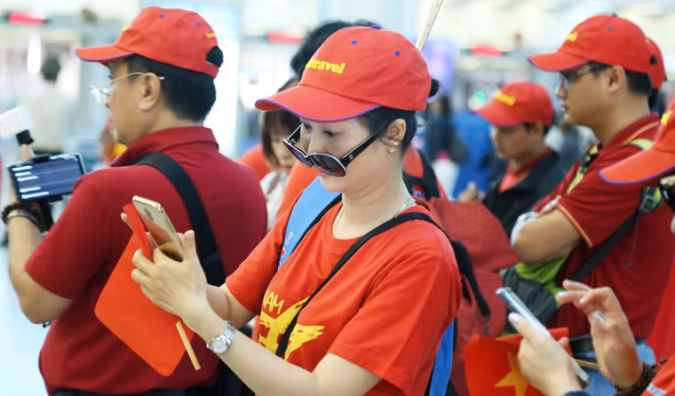 Trên khuôn mặt ai cũng rạng rỡ nụ cười với niềm tin Việt Nam sẽ chiến thắng.