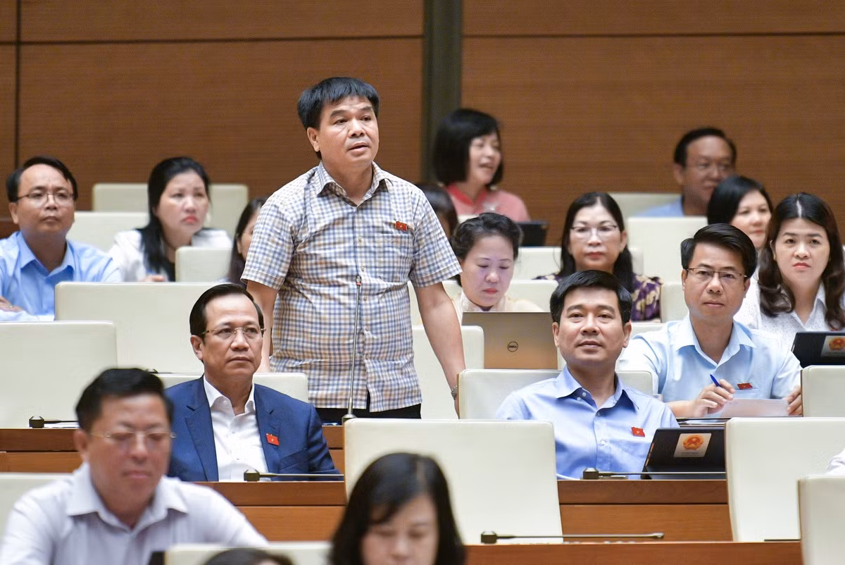 “Liên quan đến các “dòng sông chết”, theo trả lời của Bộ trưởng, các dòng sông bị ô nhiễm đi qua nhiều tỉnh và có mức độ xả thải lớn. Tôi đề nghị làm rõ trách nhiệm của Bộ trong việc tổ chức thực hiện Luật Bảo vệ môi trường khi để xảy ra trình trạng xả thải, ô nhiễm môi trường ngày càng tăng.”, Đại biểu Nguyễn Hữu Toàn (Lai Châu) tranh luận Bộ trưởng Đặng Quốc Khánh. 