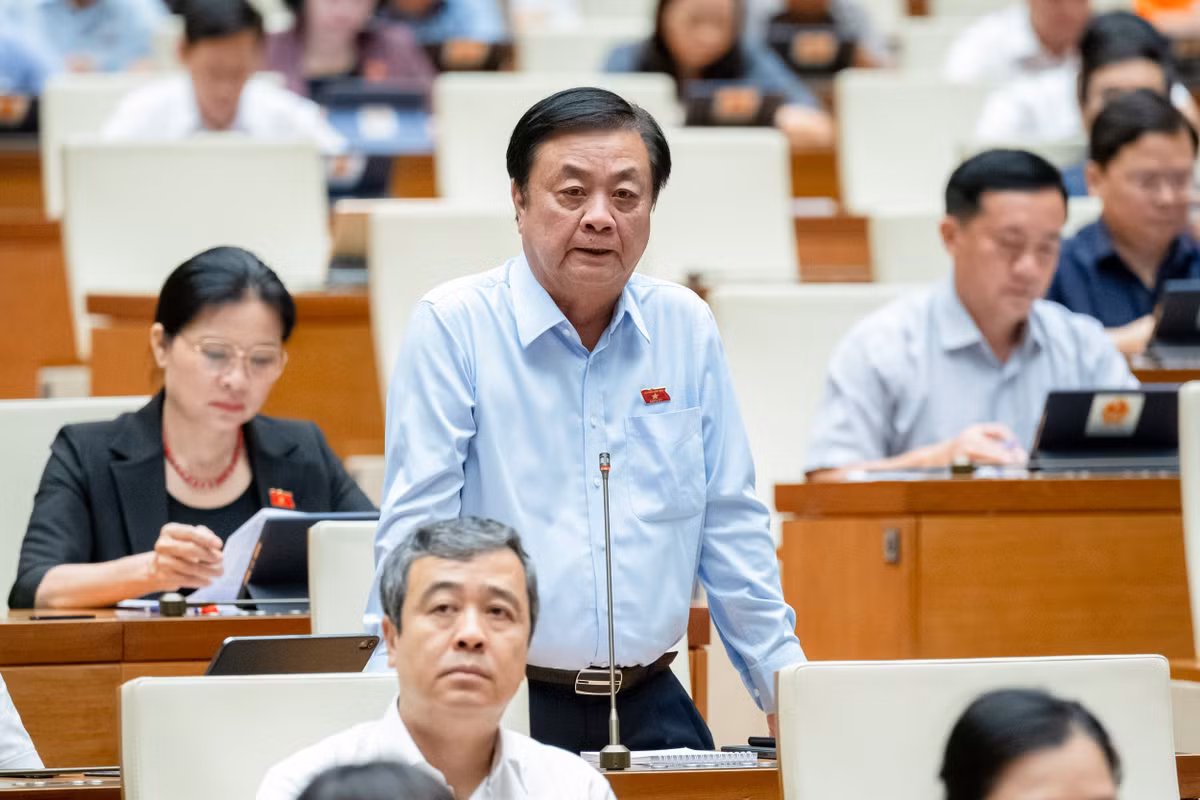 “Chúng ta đang ở trong kỷ nguyên khô hạn mang tính chất toàn cầu, trong đó Việt Nam lại là quốc gia bị tổn thương nhất. Vấn đề nước chúng ta phải tiếp cận ba chủ thể: số lượng nước, chất lượng nước và cách thức sử dụng nguồn nước. Chúng ta cần có “tuyên ngôn” với bà con nông dân cả nước rằng, chúng ta không phải là một quốc gia dư thừa nước…”, Bộ trưởng Nông nghiệp và PTNT Lê Minh Hoan nói.