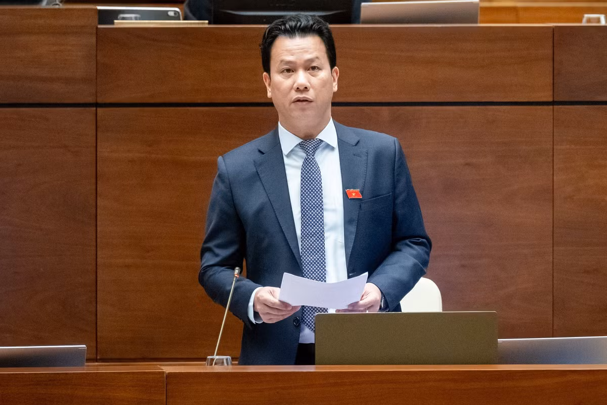 “Việt Nam có trữ lượng đất hiếm tương đối lớn, như bauxite khoảng 5,8 tỷ tấn, titan khoảng hơn 600 triệu tấn, đặc biệt là đất hiếm đạt khoảng 30 triệu tấn. Việc khai thác, chế biến cần tính đến chế biến sâu, tinh trong nước, phục vụ cho các ngành công nghiệp của Việt Nam, nhất là công nghiệp chip bán dẫn, hướng tới xuất khẩu. Muốn vậy, cần chuyển giao công nghệ”, Bộ trưởng Đặng Quốc Khánh trả lời đại biểu Trần Quang Minh (Quảng Bình).