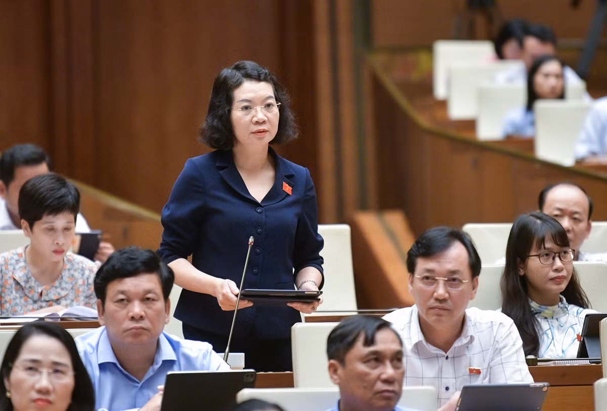 “Vấn đề ô nhiễm nguồn nước sông Nhuệ - Đáy, Nam Định cũng như các tỉnh nằm ở lưu vực sông Nhuệ - Đáy là những địa phương chịu tác động nặng nề của ô nhiễm nguồn nước do nước thải chưa đạt tiêu chuẩn xả vào. Báo cáo của Bộ TN&amp;MT, nước thải từ đô thị làng nghề, nước thải công nghiệp chiếm tỷ lệ lớn nhất trong cơ cấu nước thải phát sinh, trong khi đó tỷ lệ nước thải thu gom đạt tỷ lệ thấp. Đề nghị nêu rõ đánh giá về tình trạng nơi nào xả thải càng nhiều, việc xử lý nước thải càng ít? Tình trạng đô thị xả thải, nông thông gánh chịu ô nhiễm?”, Đại biểu Mai Thị Phương Hoa (Nam Định) nêu ý kiến. 