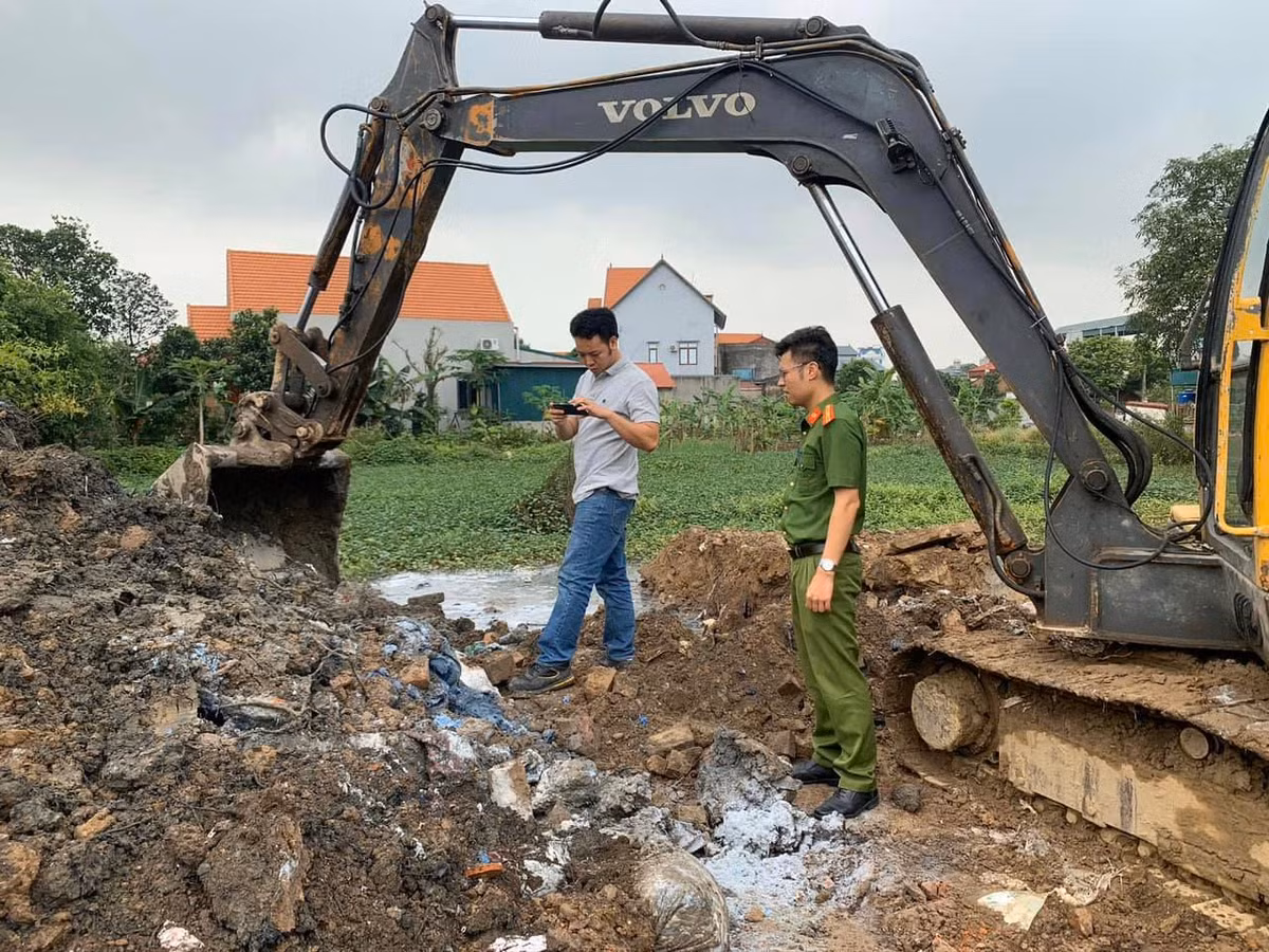 Hai Duong: Chon lap hon 400 tan chat thai, 3 doi tuong bi khoi to