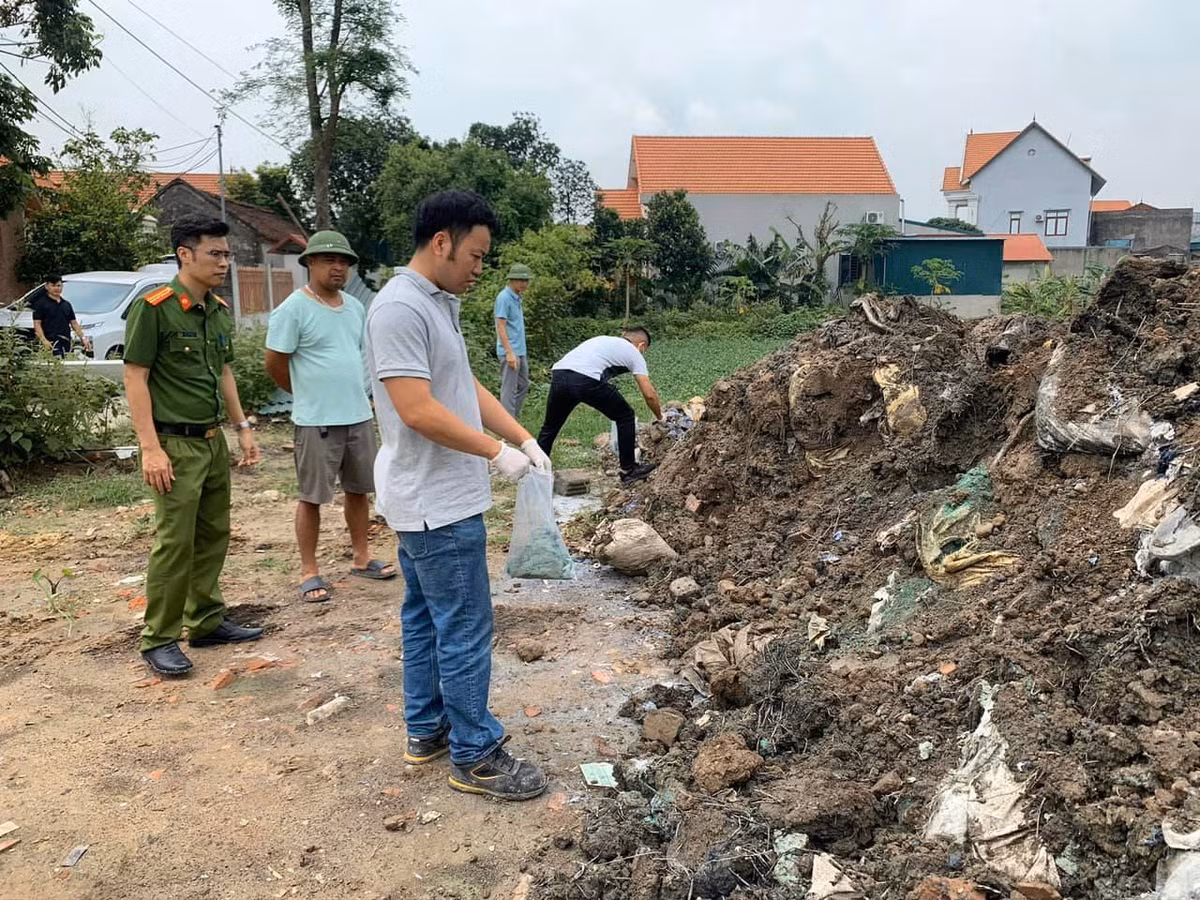 Hải Dương: Chôn lấp hơn 400 tấn chất thải, 3 đối tượng bị khởi tố - Hình 2 Hai Duong: Chon lap hon 400 tan chat thai, 3 doi tuong bi khoi to-Hinh-2