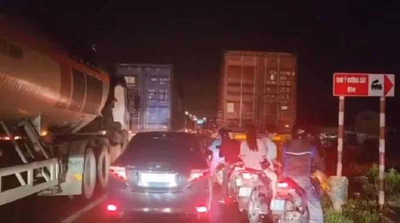 Quốc lộ 5 ùn tắc kéo dài, Hải Dương chỉ đạo “nóng” - Hình 2 Quoc lo 5 un tac keo dai, Hai Duong chi dao “nong”-Hinh-2