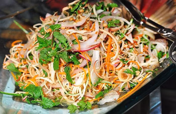 Món ăn dân dã vừa ngon miệng, vừa rẻ tiền này nay đã về với phố thị, làm món khai vị trong những bữa tiệc cưới, nhà hàng...