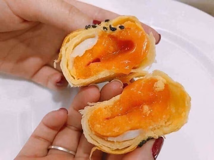 Bánh trung thu trứng chảy đang “sốt xình xịch”: Thực sự ngon bổ rẻ? Banh trung thu trung chay dang “sot xinh xich”: Thuc su ngon bo re?