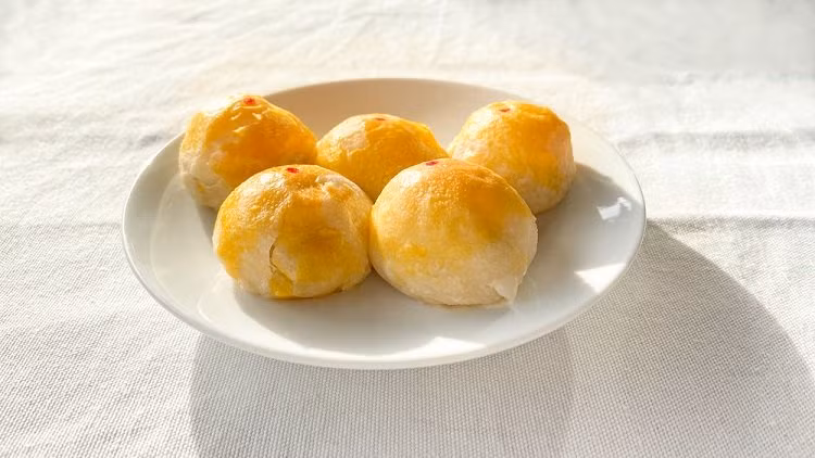 Bánh trung thu trứng chảy đang “sốt xình xịch”: Thực sự ngon bổ rẻ? - Hình 2 Banh trung thu trung chay dang “sot xinh xich”: Thuc su ngon bo re?-Hinh-2