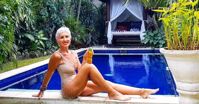 Sheila Kiss, 62 tuổi, là người Anh và đang sống tại Bali, Indonesia. Dù đã bước qua tuổi lục tuần, bà vẫn sở hữu vóc dáng thon thả và tràn đầy sức sống. Bên cạnh đó, gu thời trang của Sheila cũng vô cùng sành điệu, thời thượng không kém những quý cô trẻ tuổi.