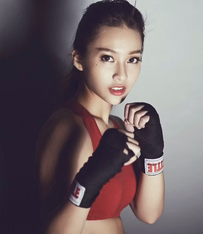 Nhắc đến Khả Ngân nhiều người biết đến với danh xưng hot girl. Nhưng không phải ai cũng biết Khả Ngân nổi lên từ một hot girl boxing đình đám. Giống như những cô nàng khác cá tính mạnh mẽ khác, Khả Ngân tìm đến boxing như một phương thức làm đẹp hiệu quả.
