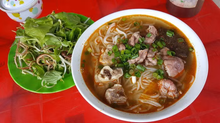 Bún bò Huế chính là linh hồn của ẩm thực Huế, độ ngon và nổi tiếng của món ăn này chắc không phải bàn nhiều. Bún bò Huế có một miếng chân giò, một miếng giò tự nắm, một miếng tiết lợn nhỏ và tất nhiên phải có vài lát thịt bò. Rau ăn kèm cũng rất tươi và phong phú.