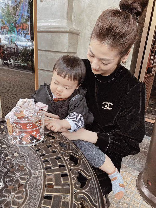 Tú Anh còn có sở thích diện đồ ton sur ton với con mình để trông đồng điệu và thêm nổi bật hơn.