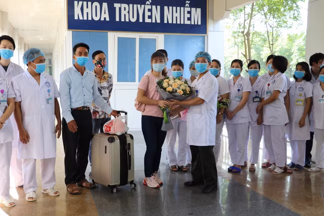COVID-19: Benh nhan cuoi cung dieu tri tai BV Ninh Binh duoc cong bo khoi benh