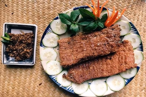 Để làm được món muối kiến, người ta phải lặn lội vào rừng và mang theo một cây sào dài đi bắt kiến vàng làm tổ trên những cây cao.