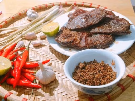 Muối kiến vàng ban đầu nghe cái tên khá lạ, có chút gì đó e ngại nhưng một khi đã thưởng thức, bạn sẽ cảm nhận vị ngon vô cùng của nó. Ảnh: Internet. Video "Chế biến món ngon từ nấm đông cô". Nguồn: VTC.