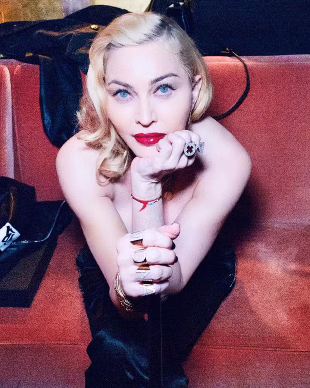 Madonna còn có thói quen dưỡng da là ngâm mình trong bồn nước có thêm lá húng quế. Đây không chỉ là loại gia vị quen thuộc trong căn bếp mà còn là loại thảo dược có khả năng giải tỏa căng thẳng, giảm đau cơ bắp. Ngoài ra, nữ ca sĩ còn ưa chuộng sử dụng mật ong thô để làm đẹp.