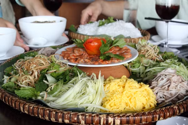 Nồi lẩu bốc khói thơm ngon bên cạnh “bông hoa lẩu thả” mang đến sự hấp dẫn như gọi mời, khiến ai cũng khó lòng cưỡng lại.