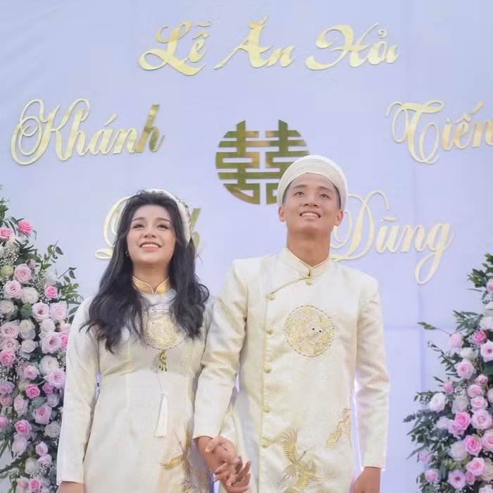 Bùi Tiến Dũng và bà xã Khánh Linh diện áo dài đơn giản nhưng không kém phần sang trọng trong lễ đính hôn.