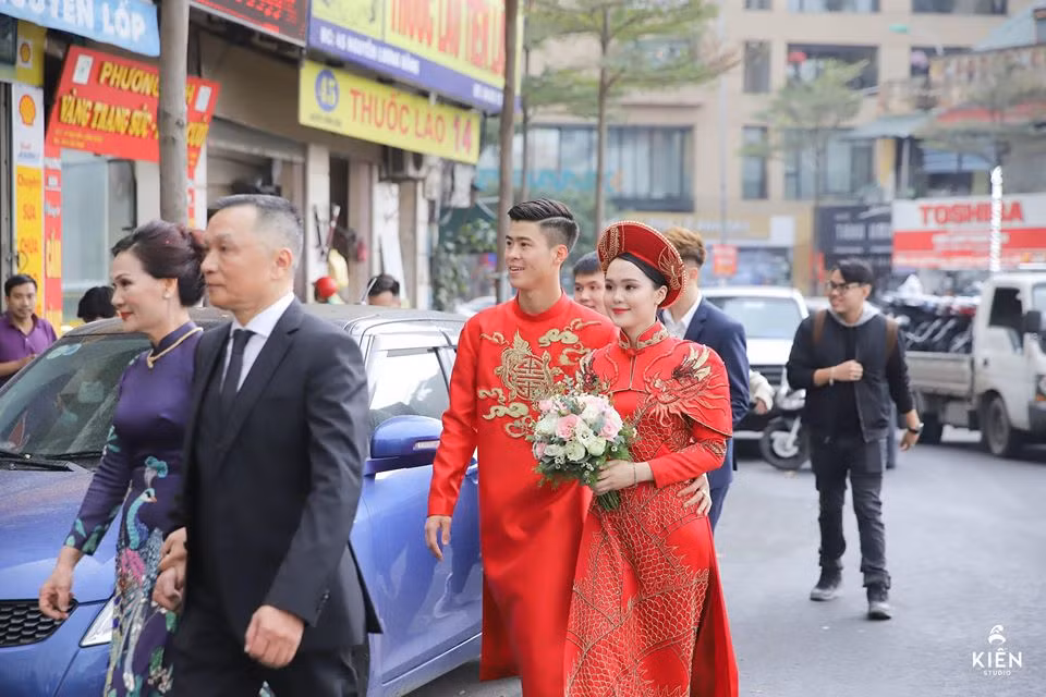 Trong lễ ăn hỏi mới đây, Duy Mạnh và Quỳnh Anh nổi bật khi mặc áo dài ngập tràn sắc đỏ, được thêu họa tiết rồng phượng rất cầu kì.