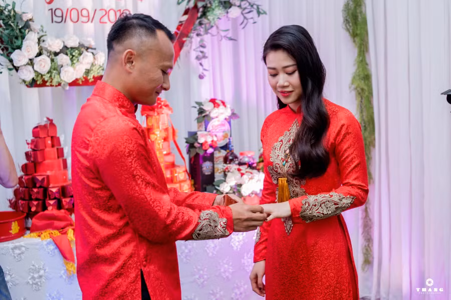 Cầu thủ Trọng Hoàng lấy vợ vào tháng 10/2018, anh và bà xã quen nhau 3 năm trước khi làm đám cưới. Vợ của Trọng Hoàng sở hữu nhan sắc cực xinh đẹp và nền nã. 