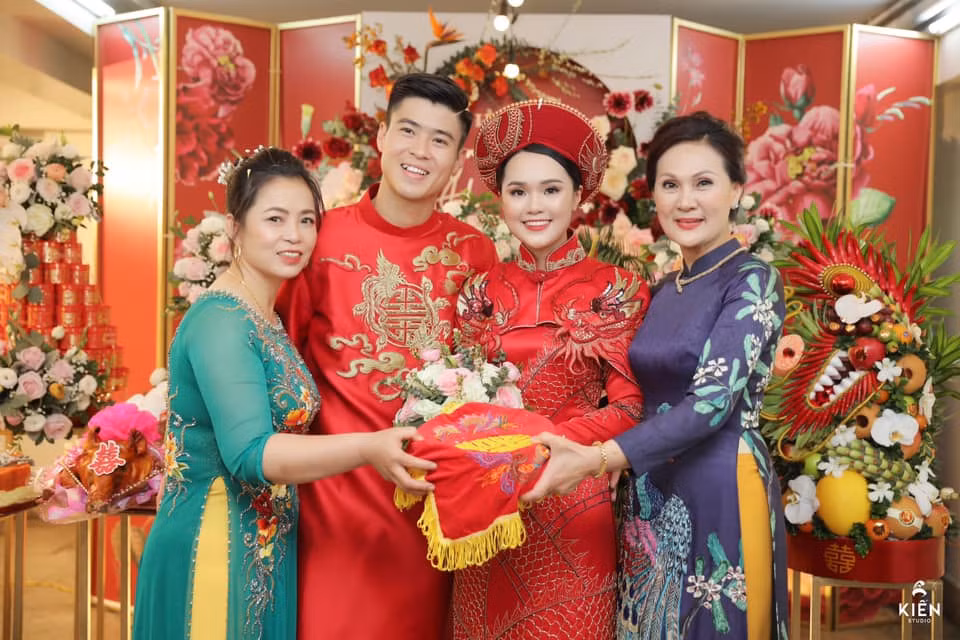 Đặc biệt, cô dâu chú rể còn thay hai bộ khác nhau để làm lễ.