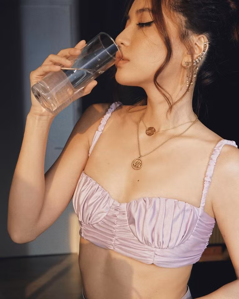Bích Phương chuyển hướng theo đuổi phong cách ăn mặc nóng bỏng sau khi giảm cân thành công. Nữ ca sĩ thường lựa chọn váy cúp ngực, xẻ đùi hay áo crop top cực ngắn để xuất hiện trước khán giả.