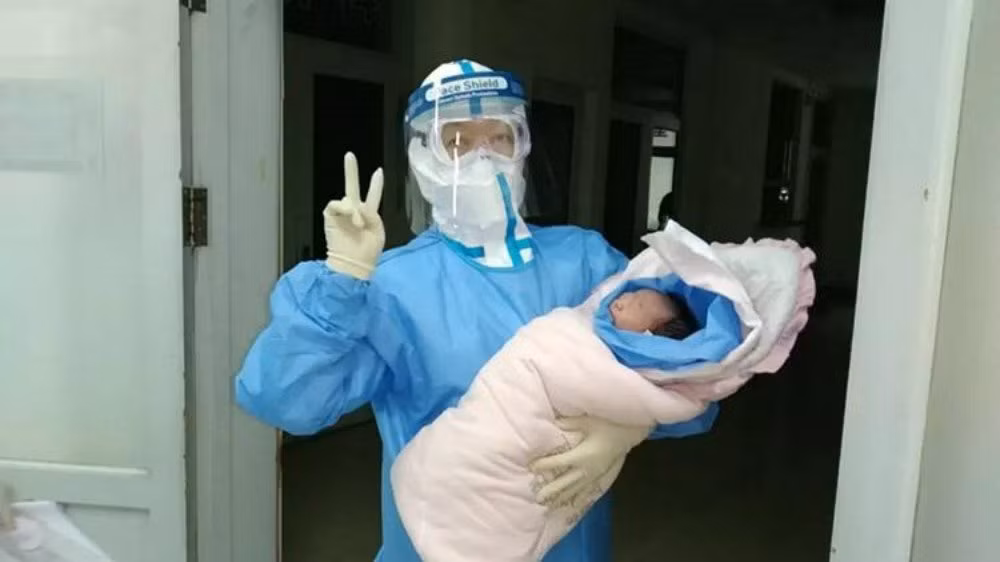 Bé 3 tháng tuổi nhiễm virus corona COVID-19 đang được điều trị thế nào? Be 3 thang tuoi nhiem virus corona COVID-19 dang duoc dieu tri the nao?