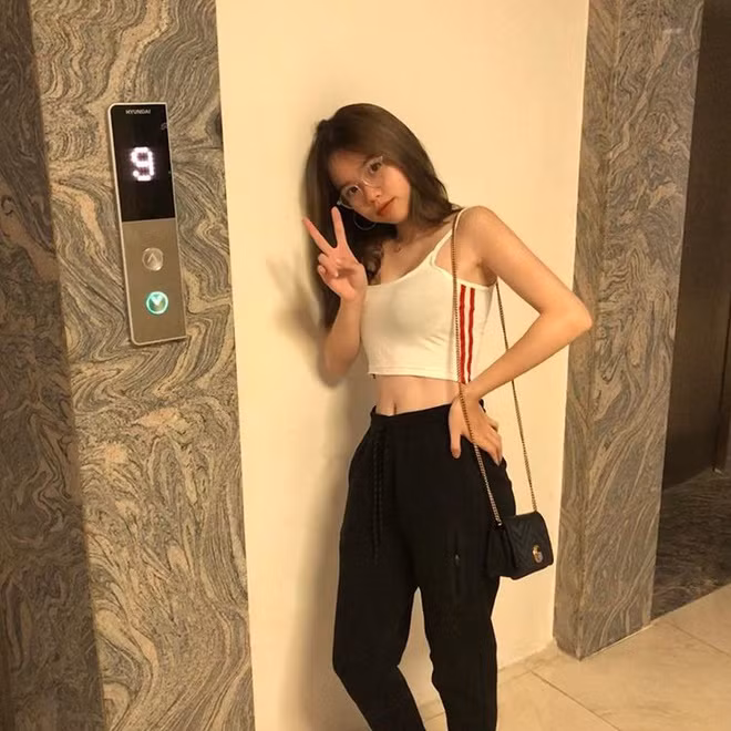 Bạn gái Quang Hải chẳng ngại khoác lên mình loạt váy áo bó sát, tôn lên vóc dáng bé nhỏ nhưng săn chắc.