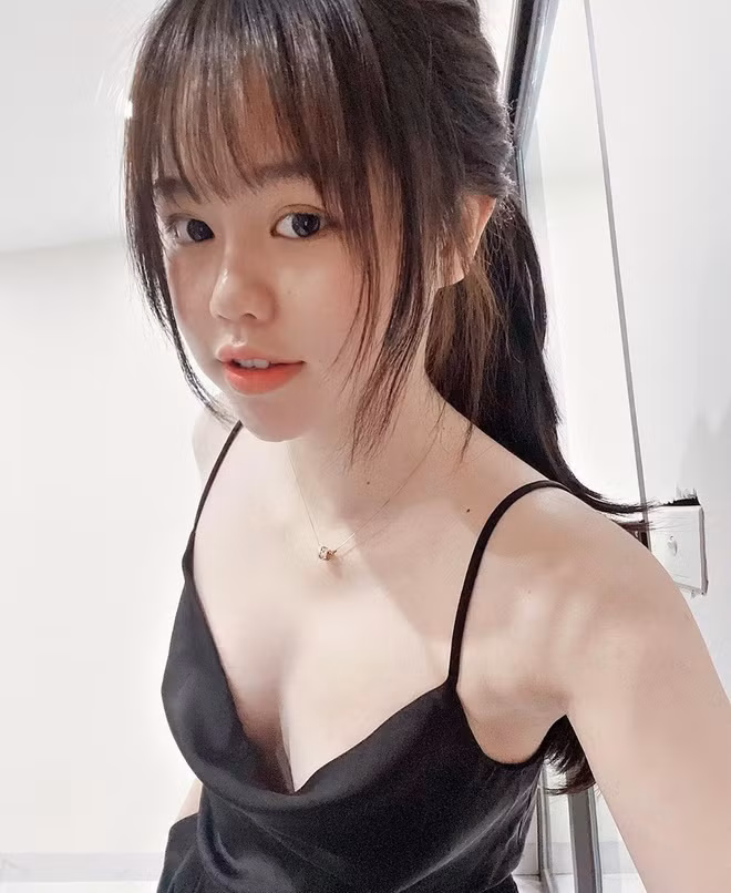 Dường như Huỳnh Anh là cô gái yêu chuộng những bộ trang phục mang màu sắc đơn giản như trắng, đen. Hai tông này vừa dễ phối đồ, vừa làm tôn tông da.