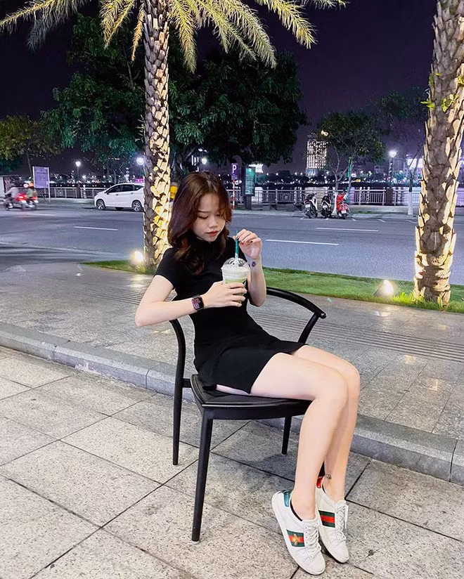 Huỳnh Anh cũng theo đuổi cách ăn mặc trẻ trung, đáng yêu đúng tuổi và phù hợp với dáng người nhất.