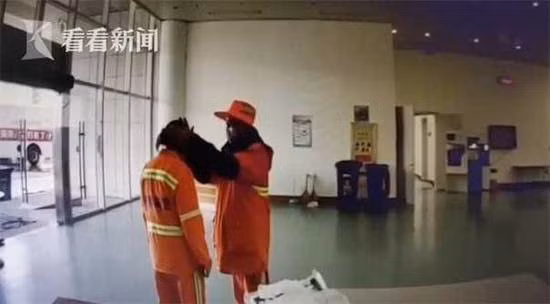 Hai vo chong lao cong dong vien nhau vuot qua dich benh giua troi dong buot lanh-Hinh-3