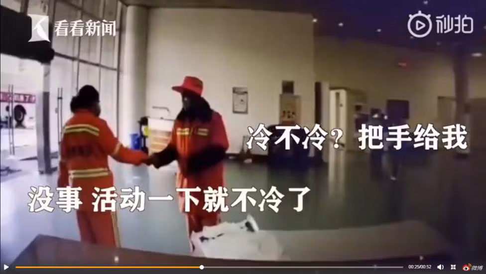 Hai vo chong lao cong dong vien nhau vuot qua dich benh giua troi dong buot lanh-Hinh-2