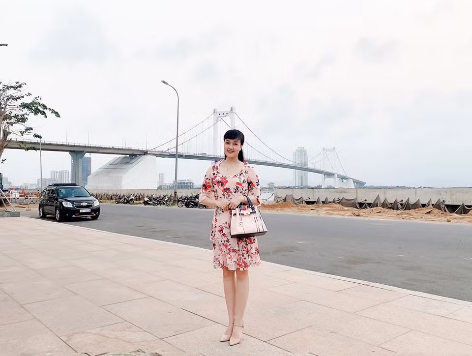 Không ăn mặc cầu kì hay thời thượng quá đỗi, phong cách thời trang thanh lịch, nhẹ nhàng nhưng hút mắt với những chiếc váy hoa của Vân Dung dễ dàng trở thành gợi ý cho các chị em trung niên muốn mặc đẹp và trẻ trung ra phố.