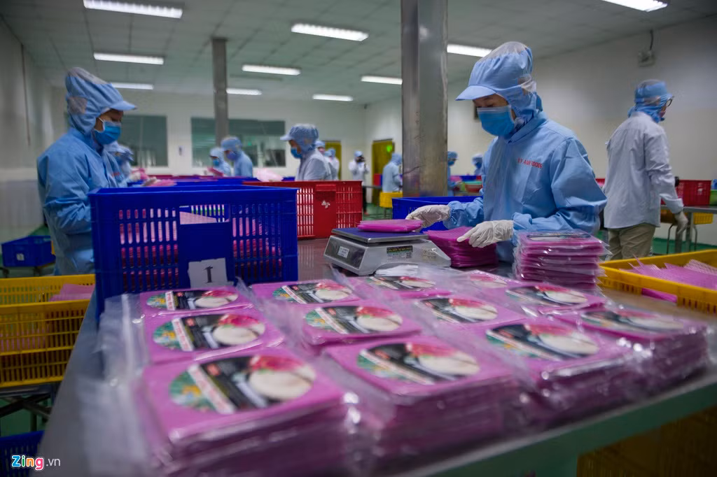 Nước thanh long ruột đỏ sau khi pha trộn với bột gạo được tráng ở nhiệt độ cao như cách làm bánh tráng từ bột gạo truyền thống. Màu bánh tráng lúc này có màu tím sen. Bánh tráng có mùi và vị ngọt nhẹ đặc trưng của thanh long.