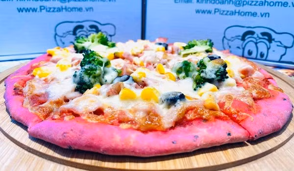 Sau bánh mì thanh long, một hệ thống bánh pizza Hà Nội đã cho ra đời những chiếc bánh pizza có phần đế làm từ thanh long ruột đỏ nhằm giải cứu nông sản Việt.