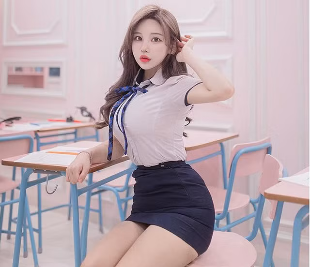 Nhiều cư dân mạng cho rằng nếu cô cứ mặc áo sơ mi sexy như thế này đi làm thật thì các anh đồng nghiệp sẽ chẳng thể nào tập trung vào công việc được.