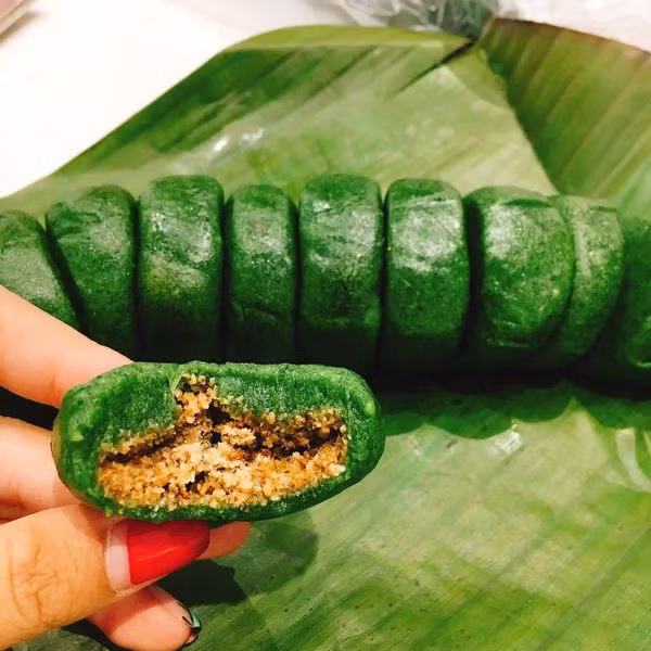 Bánh ngải có hình tròn và dẹt, bắt mắt trong màu xanh thẫm. Không chỉ đem lại hương vị thơm lừng, mát lành mà món bánh còn có nhiều công dụng tốt cho sức khoẻ. Bởi vì, ngải cứu luôn là một bài thuốc thiên nhiên được người Tày vận dụng trong cuộc sống hằng ngày.