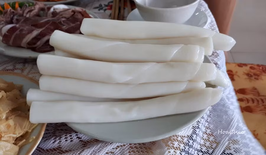 Người dân vùng này truyền lại rằng, ngày xưa khi thưởng thức những chiếc bánh đậm đà, phồng xốp và dẻo mịn thì cứ phải tấm tắc gật lên gật xuống khen ngon. Bởi thế mà từ ấy, cái tên bánh gật gù xuất hiện và được phổ biến cho đến hiện nay.