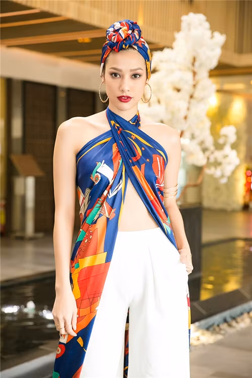 Người đẹp Lily Nguyễn cũng gây ấn tượng với mốt khăn pha áo này.