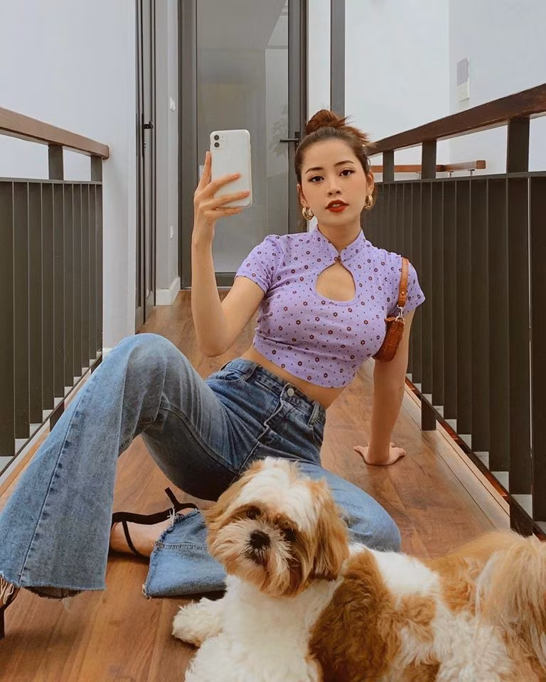 Dù là trên sân khấu hay street style đời thường, Chi Pu thường xuyên diện mốt áo croptop khoe vòng eo nhỏ nhắn quyến rũ.