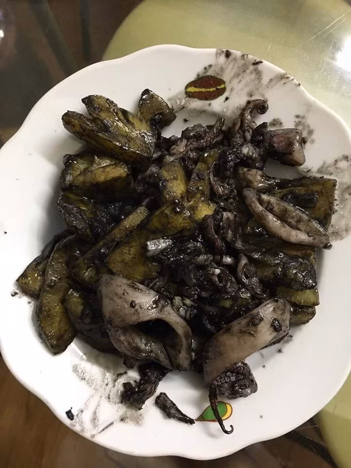 Mực xào dứa "bóng đêm" thách thực người ăn.